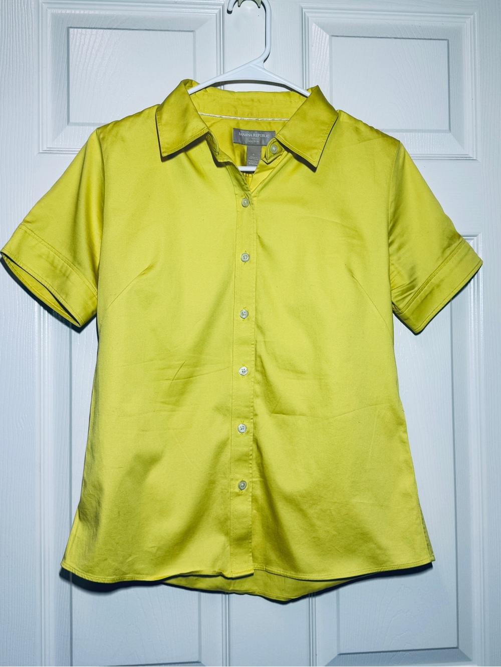 Banana Republic Women’s Yellow Short-Sleeve Button-Down Shirt - Picture 6 of 7